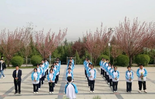 清明祭英烈，厚植家国情，一堂镌刻心底的青春思政课！(图1)