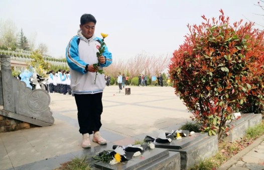 清明祭英烈，厚植家国情，一堂镌刻心底的青春思政课！(图6)