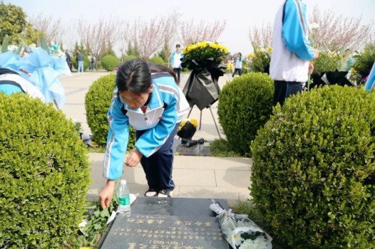 清明祭英烈，厚植家国情，一堂镌刻心底的青春思政课！(图5)