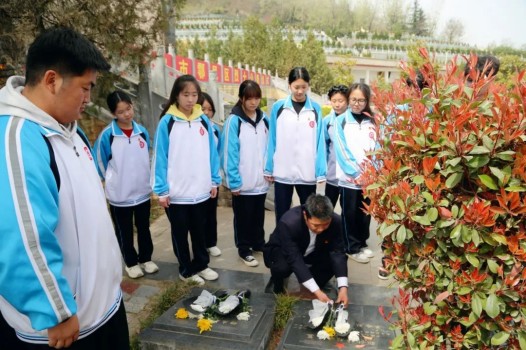 清明祭英烈，厚植家国情，一堂镌刻心底的青春思政课！(图7)