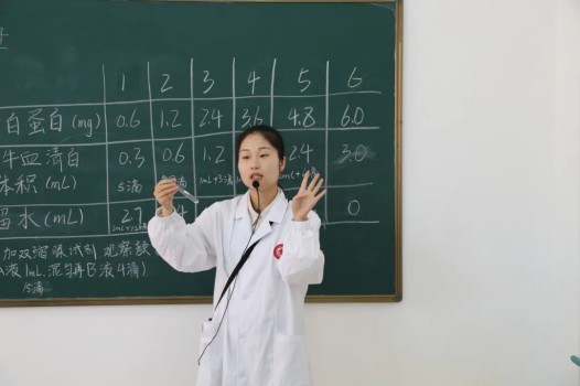 实训现场「卷」起来！看医科学子如何抢占未来职业赛道？(图2)