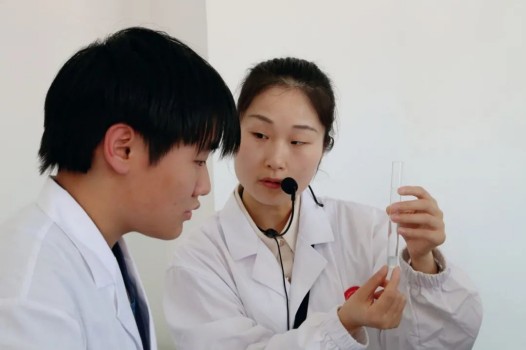 实训现场「卷」起来！看医科学子如何抢占未来职业赛道？(图9)