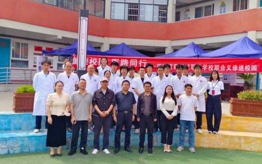 跨校义诊暖人心！我校师生携手三甲医院专家开展校园义诊活动(图6)